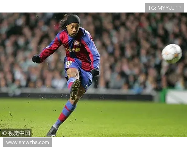 足球明星在绿茵场上的温情时刻展现人性光辉与无私奉献的感人故事